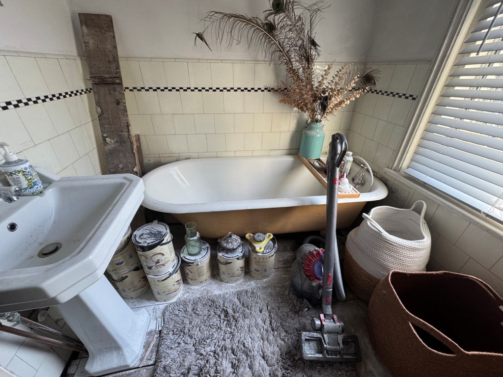 Lot: 184 - DOUBLE-FRONTED HOUSE IN NEED OF FURTHER IMPROVEMENT - Bathroom